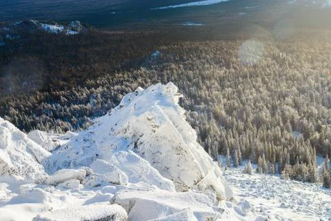 Big Rock covered with Ice and Snow. Winter mountains landscape on a bright sunny Foto stock