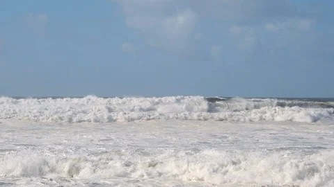 Big, rough white waves on sea in winter, splashing up white spray in slow motion 스톡 동영상 119295514