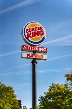 Big Rounded Burger King, Auto king  and Playking  Sign against blue sky Foto stock