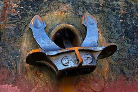 Big rusty anchor on the board Foto stock