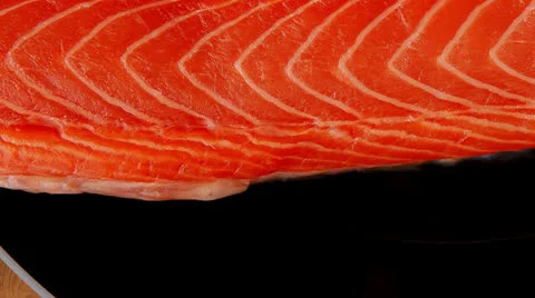 Big salmon chunk on black plate Vídeos de archivo 24431766