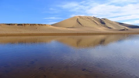 Big sand barkhan reflected in the lake 스톡 동영상 121374317