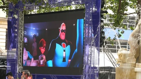 Big Screen Display Cinema Outdoors in Leicester square by the fountain. Vídeos de archivo 119538043