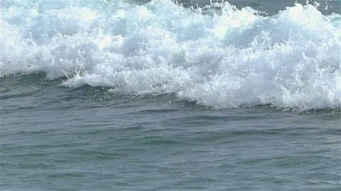 Big Sea Waves Create a Crashing Motion Vídeo Stock 107423378