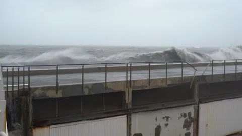 Big sea waves on the pier during a storm Video stock 150463685