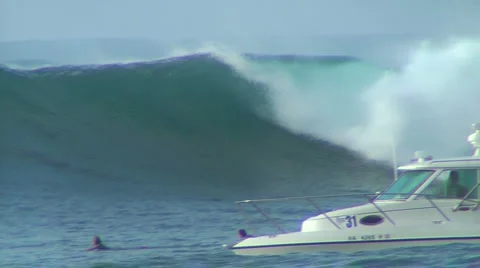 A Big Set Washes Through Honolua Bay Stock Footage 1079215