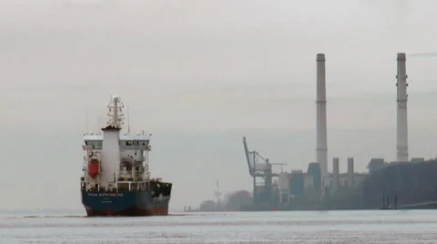 Big ship on the elbe river in a mist day Video stock 33957398