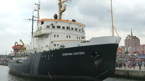 Big ship at Hansesail weekend along the Rostock Harbor 스톡 동영상 67575709
