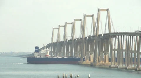 Big ship passing under the brige 2 / Barco petrolero pasando bajo el puente Stock Footage 34417892