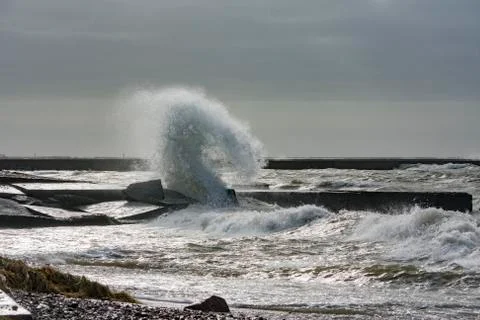 Big splash of water. Waves hitting concrete sea wall pier Foto stock