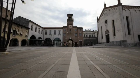 Big square and people in Oderzo (TV) 動画素材 86684282