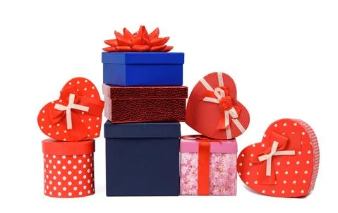 Big stack of gifts wrapped in brown kraft paper and tied with silk ribbon Foto stock