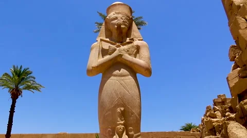 Big statue of pharaoh with little statue of woman in Karnak Temple in Luxor. 動画素材 156905381