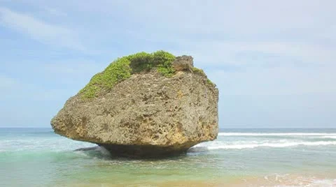 Big stone at the ocean beach Video stock 8948491