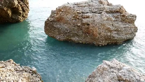Big stone in the sea. Vídeos de archivo 69224674