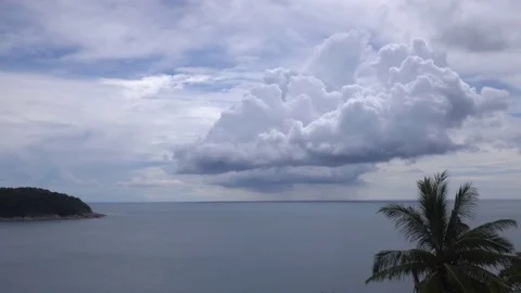 Big storm cloud over sea in the distance. Dramatic seascape view. 4K 库存影片 70361909