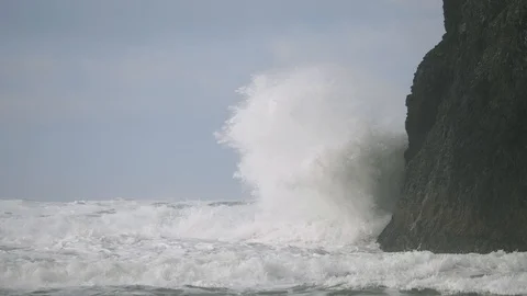 Big storm waves weather pacific ocean hitting crashing into cliff rock Vídeos de archivo 122804580