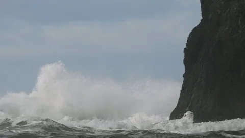 Big storm waves weather pacific ocean near cliff rock blue sky Vídeo Stock 122807144