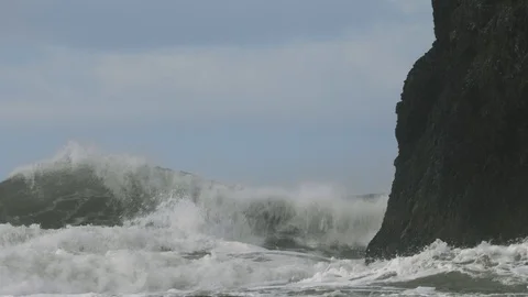 Big storm waves weather pacific ocean hitting crashing into cliff rock blue sky Vídeos de archivo 122807178
