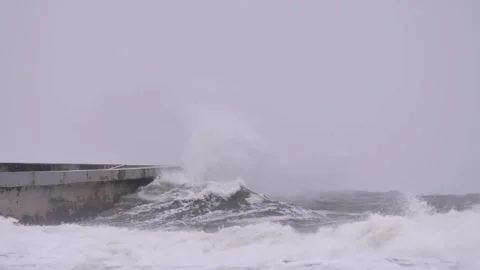 Big stormy waves hitting the pier 스톡 동영상 262536148