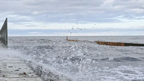 Big stormy waves hitting the pier 库存影片 262543345