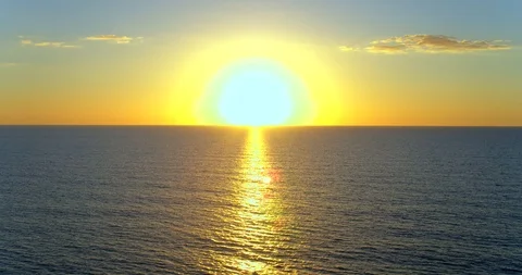 Big Sun Setting Over Horizon, Ocean Waves Видео 104507725