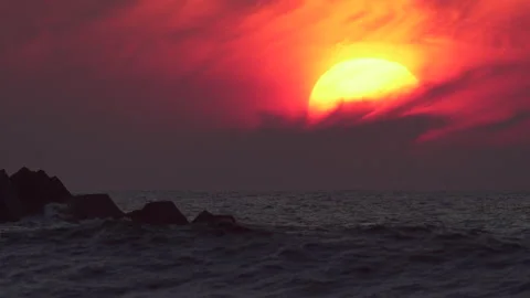 Big sun sunset timelapse, red sky in Basque Country Vidéo 152638905