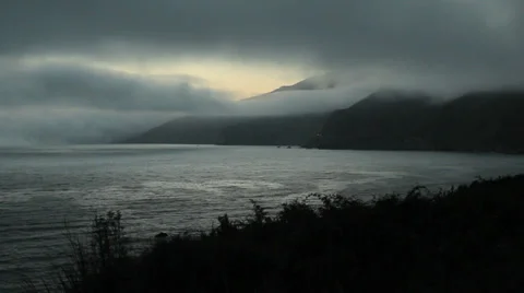 Big Sur - Smooth tilt down from storm clouds to coast 库存影片 24032421