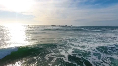 Big surf waves rolling Vídeo Stock 90680232