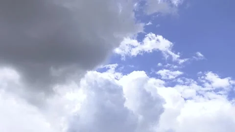 Big threatening clouds in the bright blue sky Video stock 219226229