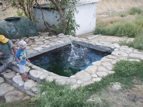 Big throw in a small pool Stock-Fotos