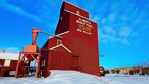 Big Valley Alberta Wheat Pool is a processing building with clouds changing on Vídeos de archivo 309167800