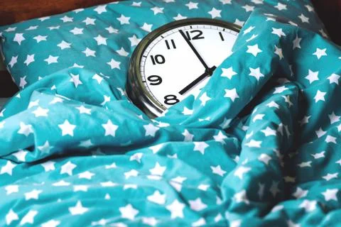 Big wall clock in a blue bed Foto stock