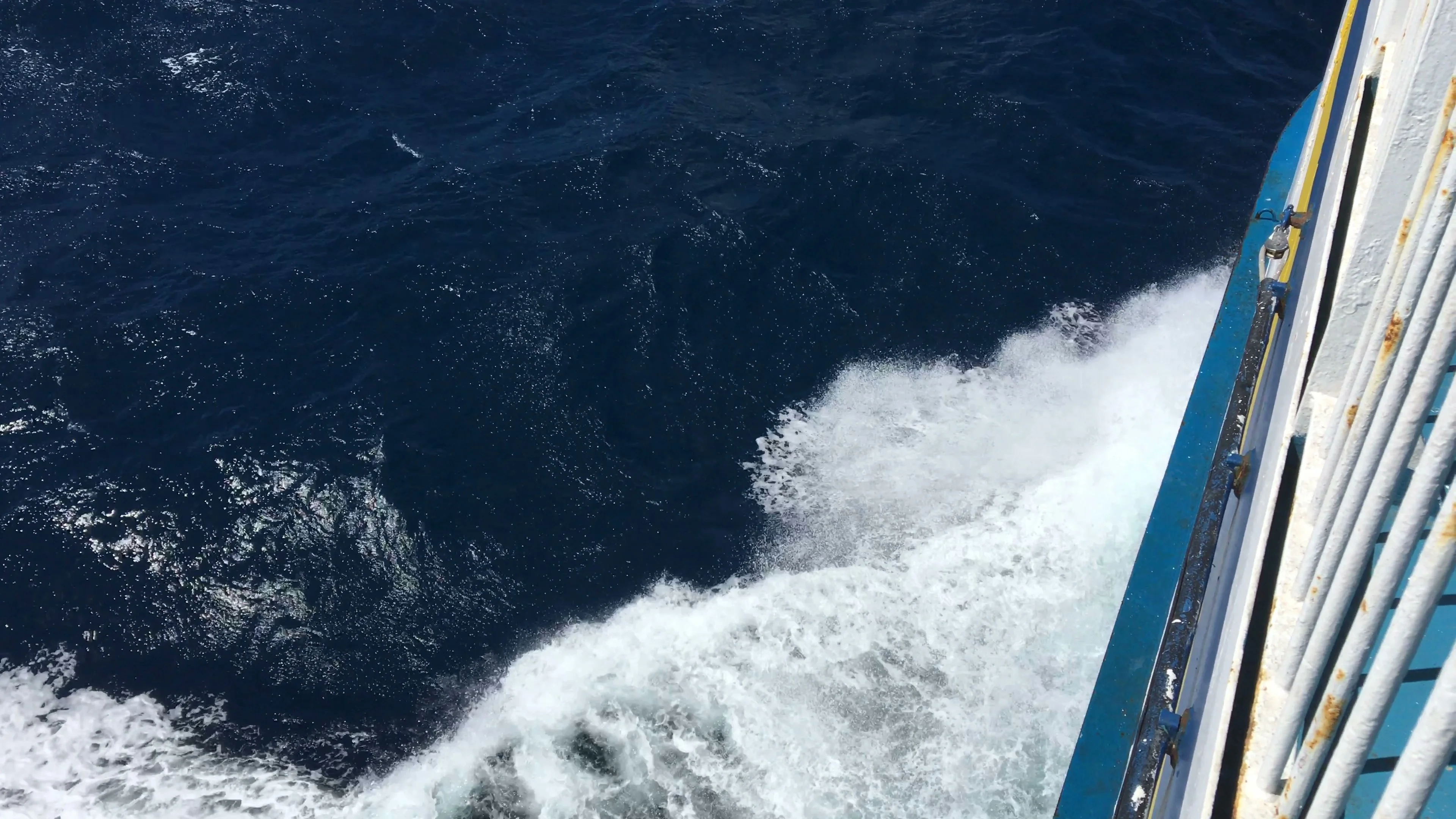 Waves crashing on cruise ship | Travelbayz.com