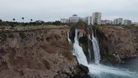 BIG WATERFALL IN THE CITY Vídeo Stock 188567019