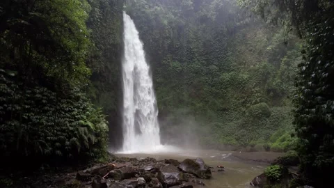 Big waterfall in green canyon, camera fly forward 스톡 동영상 235979233