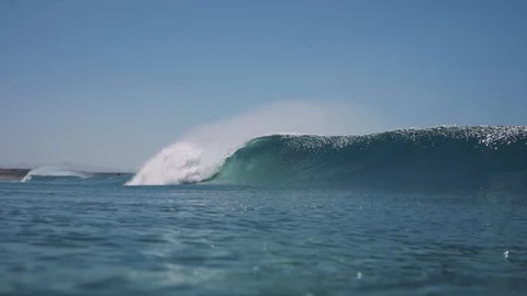 Big wave breaking and passing by Vídeo Stock 260691285