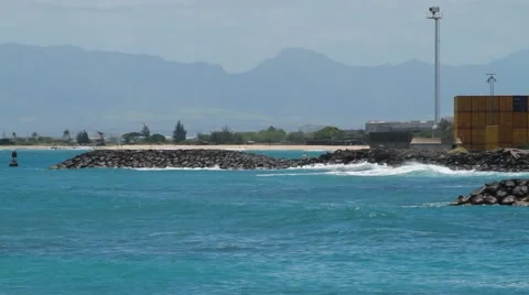 Big Wave coming ashore in Honolulu Video stock 44923837