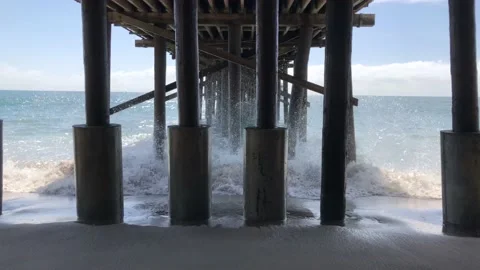 Big Wave Crash Under Beach Pier at Malibu Beach Vídeo Stock 104295357