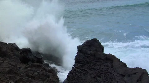 Big wave crushing lava coast slow motion Vidéo 5481334