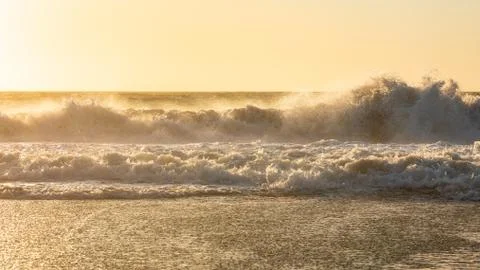 Big wave from hard wind touching big rock of Baker Beach. Foto stock
