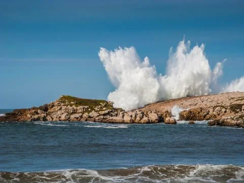 Big wave over the rocks Foto stock
