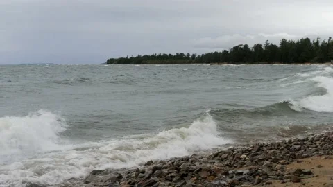 Big waves on the beach of Lake Baikal during a autumn storm. Stock-Footage 141439077