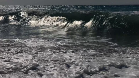Big Waves Breaking Close-up Stockbeeldmateriaal 112252732