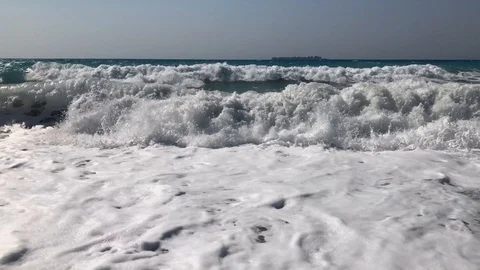 Big Waves Breaking Close-up Stockbeeldmateriaal 112252996
