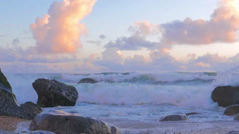 Big waves breaking on the shore with sea foam at sunset Vídeos de archivo 91912458