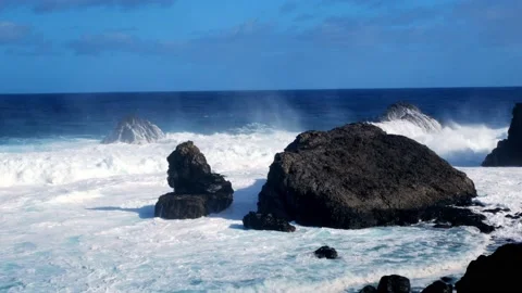 Big waves breaking in volcanic rocks Video stock 137132952