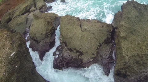 Big waves crash on rocks, pan handheld 動画素材 35263509