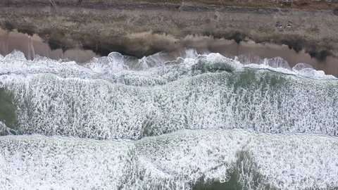 Big waves crashing on the beach 스톡 동영상 128640200