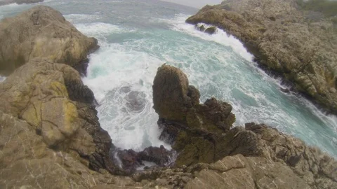 Big waves crashing the rocks during a storm in slow motion Video stock 107281163